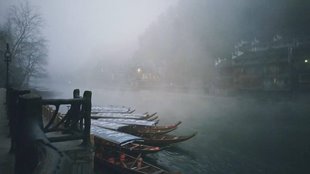 PHƯỢNG HOÀNG CỔ TRẤN MỜ ẢO TRONG LÀN SƯƠNG SỚM