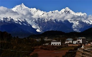 NÚI TUYẾT NGỌC LONG KHOÁC TẤM ÁO MÙA ĐÔNG