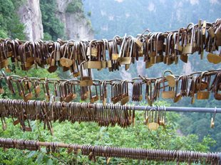 NHỮNG CHIẾC KHÓA TÌNH YÊU Ở TRƯƠNG GIA GIỚI