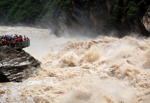 KHE HỔ NHẢY TRÊN SÔNG TRƯỜNG GIANG