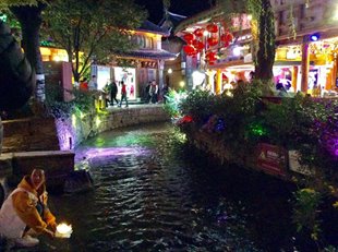 ĐÊM Ở LỆ GIANG VUI BẤT TẬN