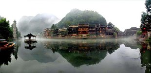 PHƯỢNG HOÀNG CỔ TRẤN NHIỀU SẮC THÁI TRONG MỘT NGÀY