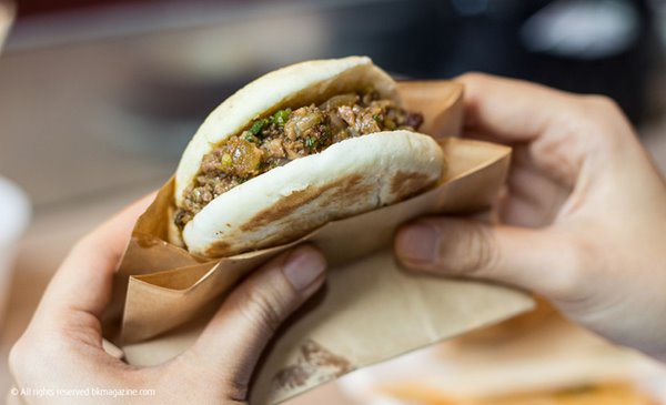 am-thuc-bac-kinh-banh-mi-kep-thit-roujiamo