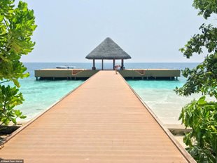 Tròn mắt trước bờ biển phát sáng ảo diệu tại quốc đảo Maldives