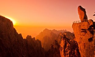 TỨ TUYỆT CỦA HOÀNG SƠN LÀM DÃY NÚI NÀY NỔI TIẾNG TRUNG NGUYÊN