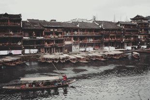 PHƯỢNG HOÀNG - CỔ TRẤN MANG GAM MÀU HOÀI NIỆM